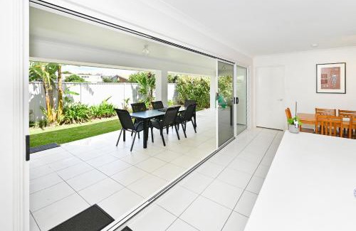 Warana House | Beach House Getaway - Stylish, Kms of Beach ZA1