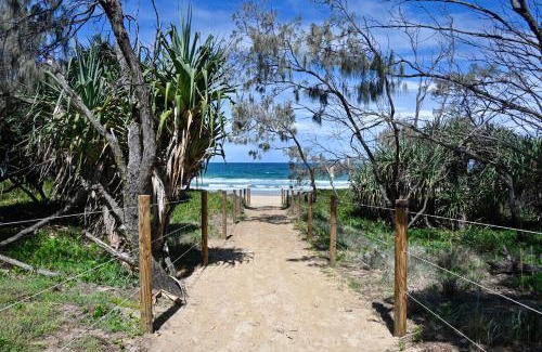 Warana House | Beach House Getaway - Stylish, Kms of Beach ZA1