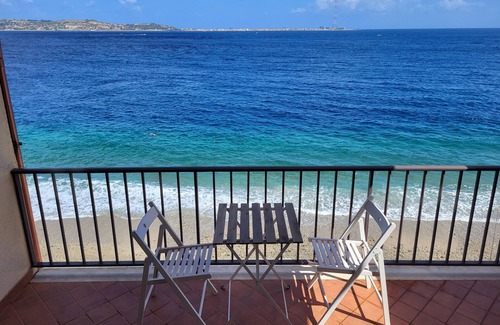Cannittello House | Beach house over the sand with an amazing view of Sicily