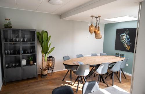De Koog Villa | Beach House Makai - family house with Finnish Sauna, 2 bathrooms and only minutes from the Beach