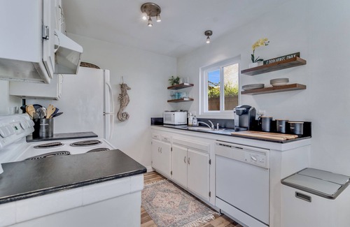 Crown Point Condo | Beach House one block from Mission Bay w/AC