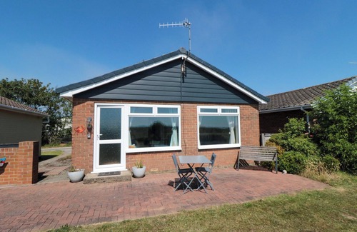 Muston Cottage | BEACH HOUSE, pet friendly, with a garden in Gristhorpe