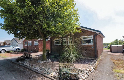 Muston Cottage | BEACH HOUSE, pet friendly, with a garden in Gristhorpe