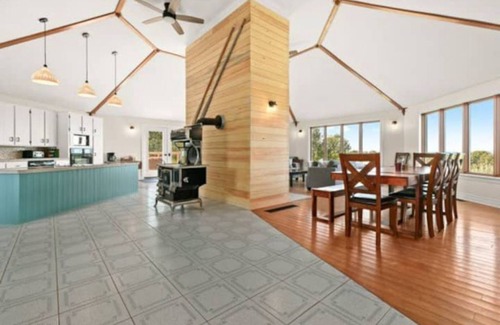West Hants House | Beach house retreat: Waterfront & Hot Tub