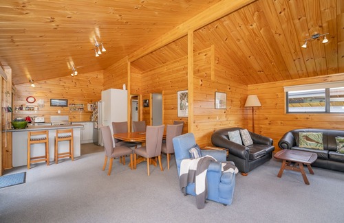 Pauanui House | Beach house vibes plus sleep out for 2nd family or teenagers. Pet friendly.