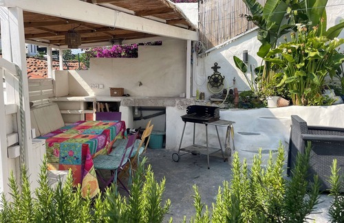 Roucas-Blanc House | Beach house with private garden 200 m from the sea