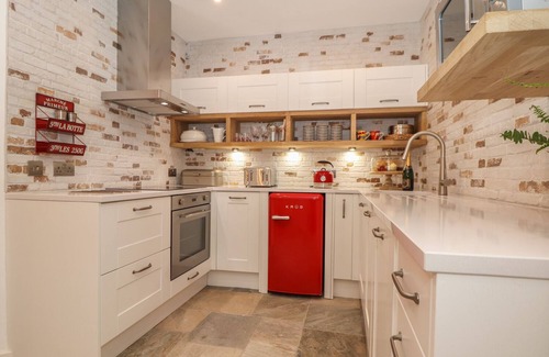 Trebarwith Strand Cottage | BEACH HUT, pet friendly, with a garden in Trebarwith Strand