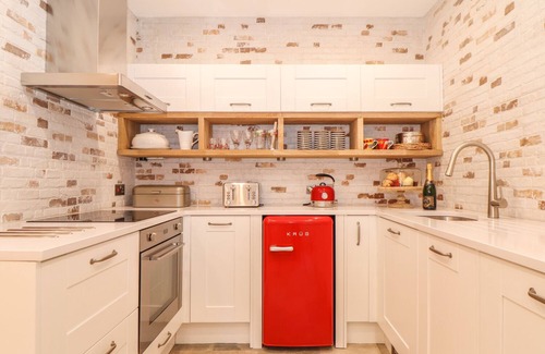 Trebarwith Strand Cottage | BEACH HUT, pet friendly, with a garden in Trebarwith Strand