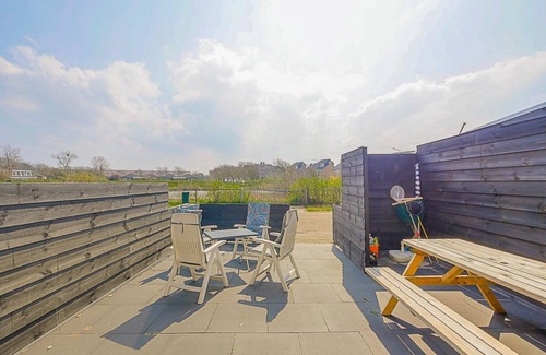 Callantsoog House | Beach Life: Enjoy a cozy and modern stay in the heart of Callantsoog, with a beautiful view of the 'duck pond'