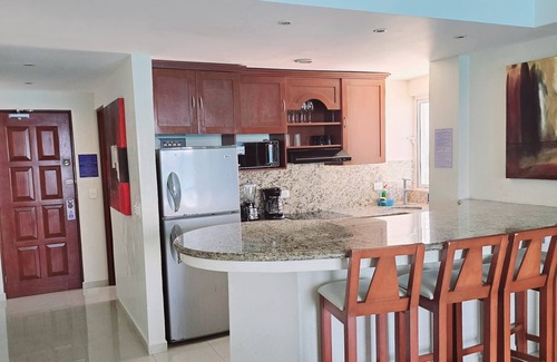 Punta Cancun Apartment | Beach & Nightlife Paradise; Top floor and ocean view