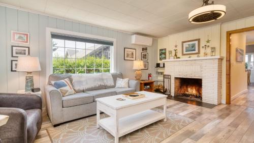 Arch Cape House | Beach Pines Bungalow by AvantStay Classic Cottage Steps to the Beach w Private Yard