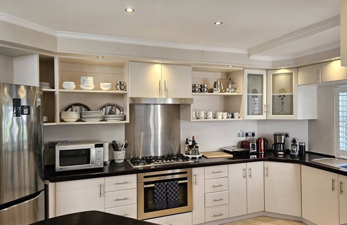 Hout Bay House | Beach Place Hout Bay , modern Townhouse alongside the beach, sleeps 6