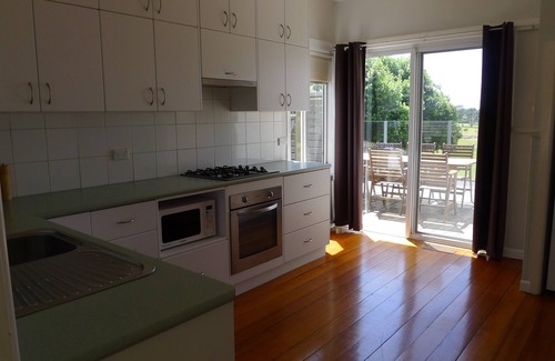 Warrnambool House | BEACH POINT COTTAGE, Pet Friendly, Walk to the Beach and Free WIFI