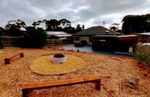 Capel Sound House | Beach Retreat House with Fire Pit near Hot Springs