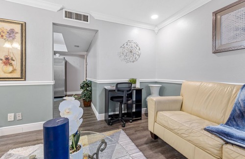 Pineapple Grove Arts District Condo | 🌟Beach Retreat in Downtown Delray🌟King Bed 🌟Fast Wi-Fi🌟 Free Parking🌟