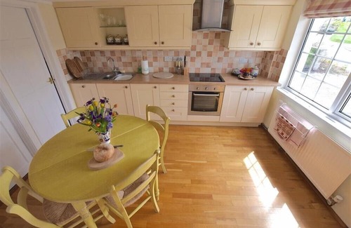 Aberporth Cottage | BEACH RETREAT, romantic, country holiday cottage in Aberporth