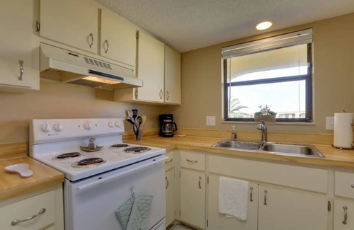 Port Charlotte Condo | Beach Retreat w/Pool & Fishing Dock