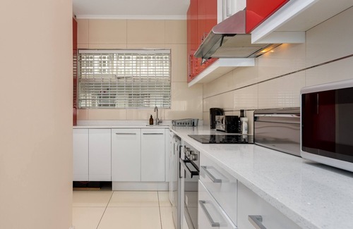 Mouille Point Apartment | Beach Road Apartment with Inverter Mouille Point