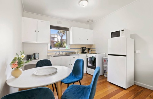 Torquay House | Beach Shack: 2 BR, 1 BA Duplex in Torquay, Sleeps 4