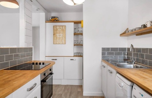 Newquay City Centre Apartment | Beach-Style Flat, 2 Min Walk to Tolcarne Beach