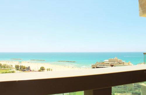 Ashkelon Apartment | Beach Suite Israel - Indoor Pool, Best View, Gym, Massage Chair, Spa ביץ סוייט ישראל - נוף ים מאלף, בריכה מקורה, כיסא מסאז, חדר כושר וספא