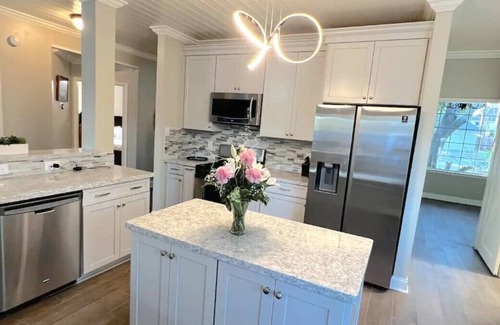 League City House | Beach Themed Oasis with Jacuzzi/Pool close to Kemah Boardwalk, Galveston, Nasa