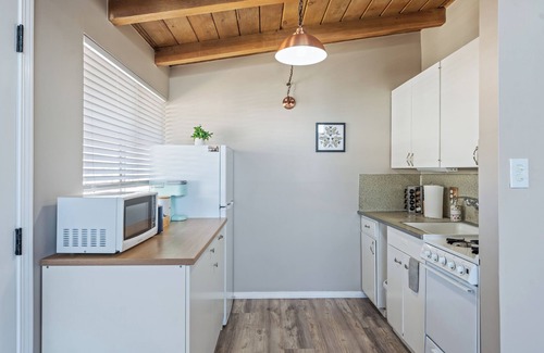 Pierpont Bay Apartment | Beach View Cozy Loft 42 Steps to the beach + AC