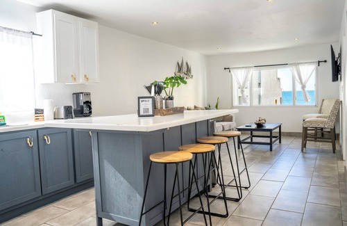 Costa House | BEACH-VIEWS - 4 BDR HOUSE - Sleeps 10 w/Free PKG