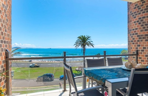 Alexandra Headland Apartment | Beachfront 2 bedroom apartment, air conditioning + balcony