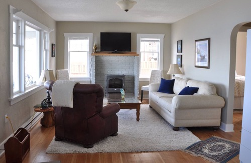 Departure Bay House | Beachfront - 2 Bedrooms, Kids and Pets welcome.