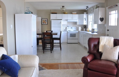 Departure Bay House | Beachfront - 2 Bedrooms, Kids and Pets welcome.