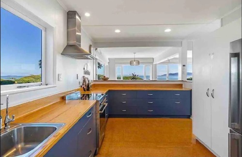 Raumati Beach Villa | Beachfront 5 bedroom Villa