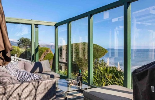 Raumati Beach Villa | Beachfront 5 bedroom Villa