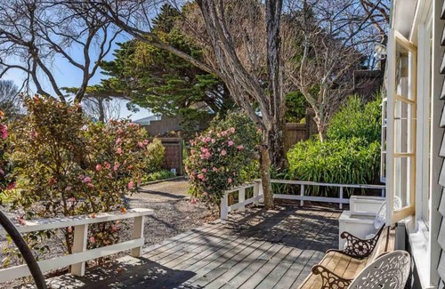 Raumati Beach Villa | Beachfront 5 bedroom Villa