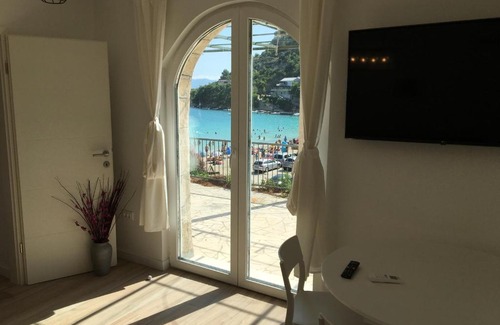 Kobas Apartment | Beachfront Apartment Mo , Prapratno