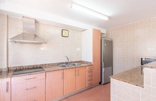 Oliva Apartment | Beachfront Apartment with Terrace, Shared Garden and Wi-Fi