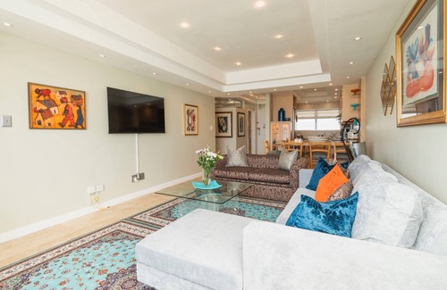 Mouille Point Apartment | Beachfront Apartment with Stunning Ocean Views