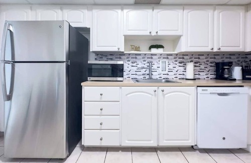 Hallandale Beach Apartment | Beachfront Apt with Gym and Pool in Hollywood
