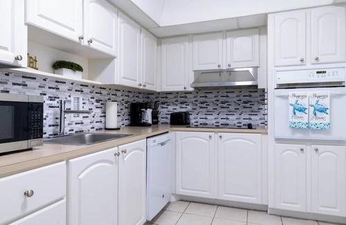 Hallandale Beach Apartment | Beachfront Apt with Gym and Pool in Hollywood