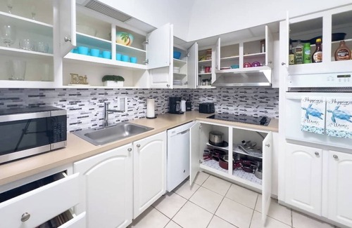 Hallandale Beach Apartment | Beachfront Apt with Gym and Pool in Hollywood