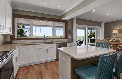 South End House | Beachfront Bliss: Luxe 5BR Home, Ocean Views!