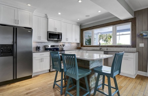 South End House | Beachfront Bliss: Luxe 5BR Home, Ocean Views!