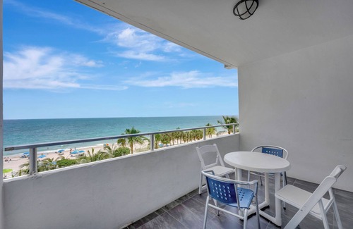 Bermuda Riviera Apartment | Beachfront Balcony Room
