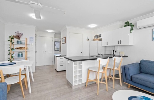 Coolangatta Apartment | Beachfront Bliss at Kirra Beach with Pool