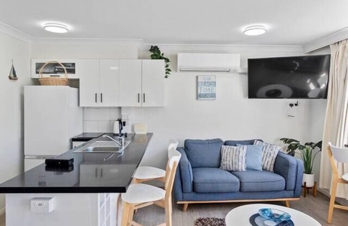 Coolangatta Apartment | Beachfront Bliss at Kirra Beach with Pool