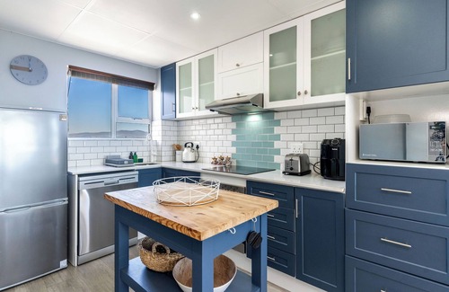 Flora Park Apartment | Beachfront Bliss with Pool & Ocean Views