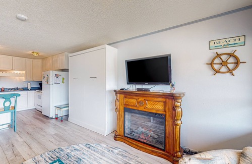 Neskowin Condo | Beachfront condo near the beach with water views, private balcony & cable
