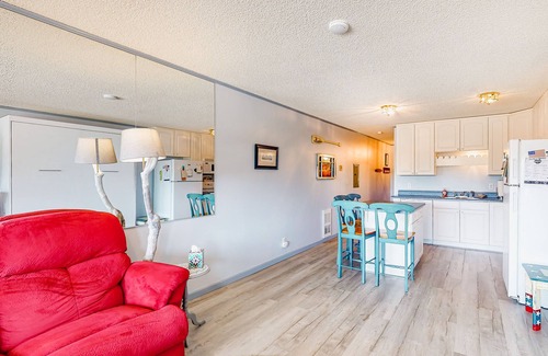 Neskowin Condo | Beachfront condo near the beach with water views, private balcony & cable