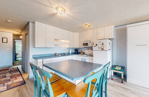 Neskowin Condo | Beachfront condo near the beach with water views, private balcony & cable