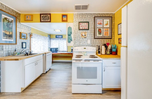 Seaside Cottage | Beachfront Cottage on Seaside Promenade w/Hot Tub